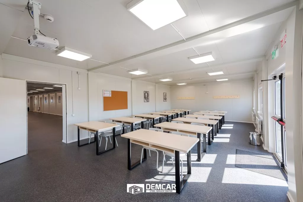 Sală de clasă modulară cu bănci, scaune, videoproiector și avizier