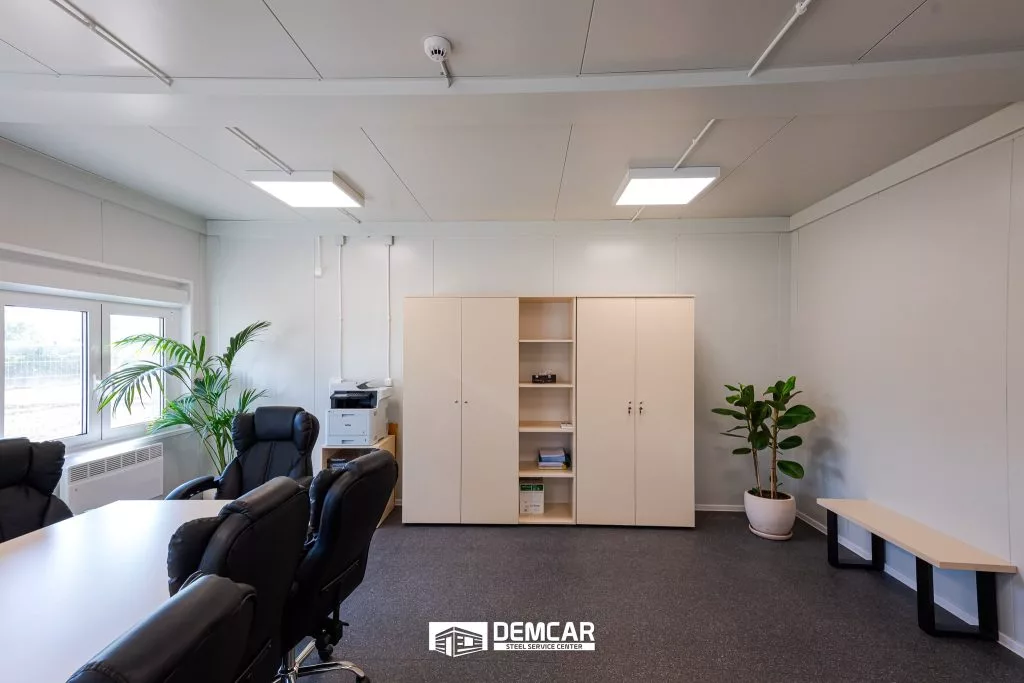 Birou modular cu scaune din piele, dulapuri, imprimantă și plante decorative