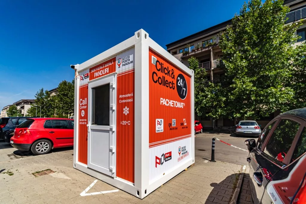 Container comercial roșu branduit pachetomat, cu atmosferă controlată, într-o parcare